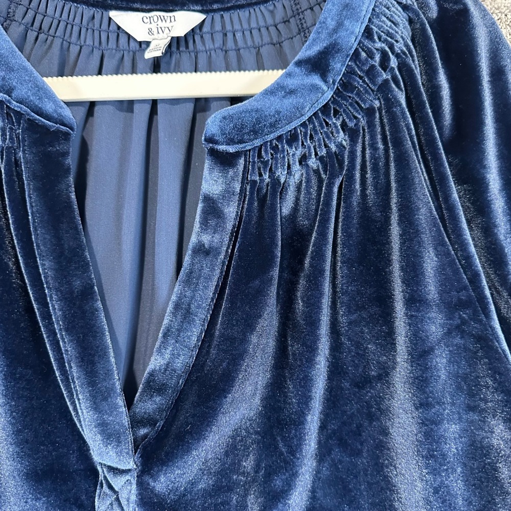 Crown & Ivy Blue Velvet Smocked Neck 3/4 Sleeve Tunic Top Size Medium - Picture 3 of 5